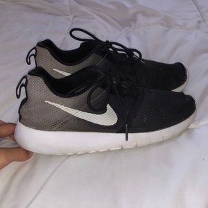 black and grey Nike roshes